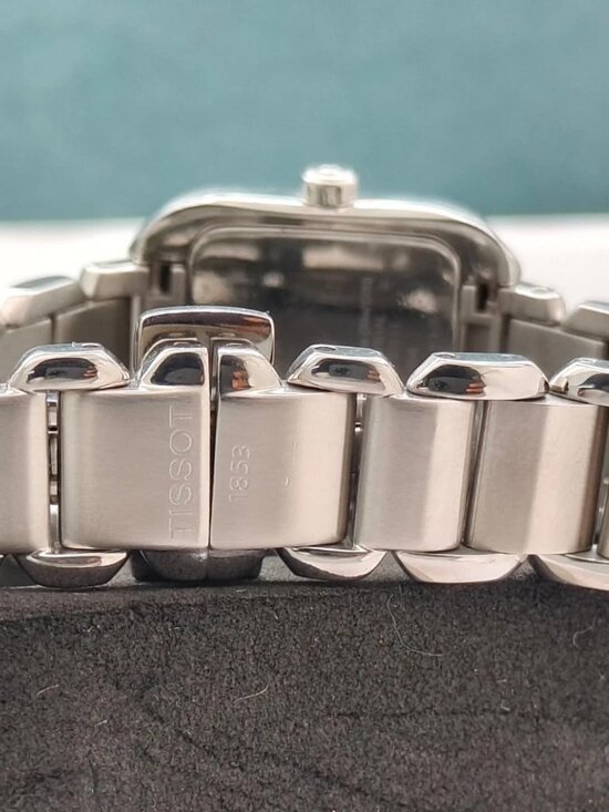 TISSOT 1853 QUARTZ Ref. L750/850 STEEL SAPPHIRE CRYSTAL LADIES SWISS 24mm WATCH main image 5